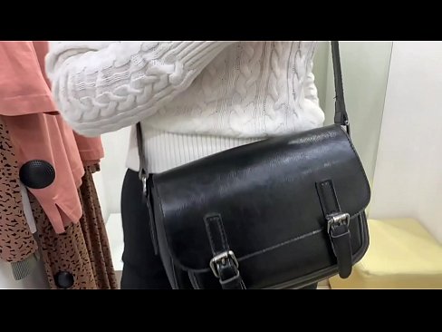 ❤️ Masturbasyon piblik nan jenn femèl FeralBerry ak yon gode nan sal la Fitting ❤️ Sèks nan nou