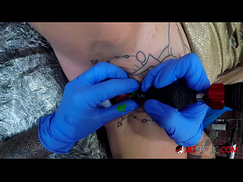 ❤️ Ekstrèmman tatoue hottie Sully Savage te fè yon tatoo sou klitoris li ❤️ Sèks nan nou