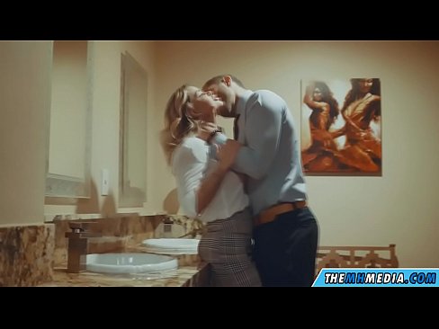 ❤️ Lè yon blond bèl sedui ou nan yon twalèt piblik ❤️  Sèks nan nou
